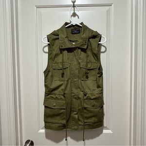 Love Tree Army Green Utility Vest/jacket hoodie women’s size M with 4 pockets
